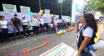Las madres de niños y niñas con discapacidades le exigen a Coosalud que les reanude los servicios de salud a sus hijos./Foto Carlos Ramírez/La Opinión