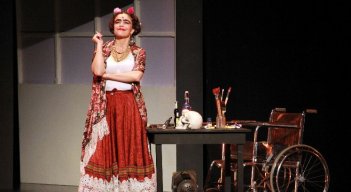 Diez años después, Flora Martínez vuelve a convertirse en Frida Kahlo.