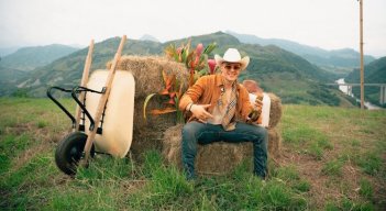 Luis Alfonso le canta a sus raíces con Lindo, Lindo, su nuevo álbum en vivo.