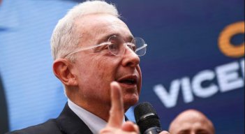 Comisión de Acusaciones pide a Fiscalía expediente contra Álvaro Uribe por masacres de El Aro y La Granja
