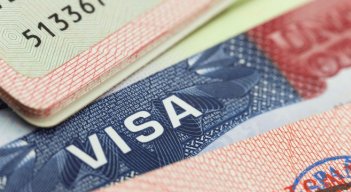 Juez anula prohibición de visas impuesta por Trump a 75 países