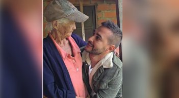 Doña Amparo perdió el techo de su casa en el terremoto y recibió una ola de solidaridad