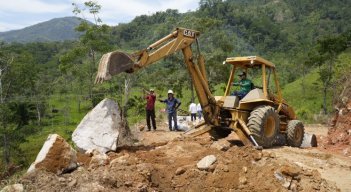 Los mismos campesinos se integraron al proyecto y trabajan en pos de una mejor vía/Foto: Cortesía