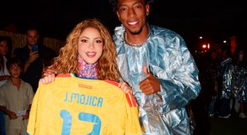 Johan Mojica se encontró con Shakira y le entregó la ‘Tricolor’