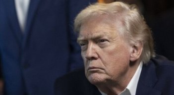 Trump vuelve a arremeter contra los medios por publicar "noticias falsas"