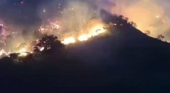 Voraz incendio avanza hacia el casco urbano de Ábrego y mantiene en alerta a la comunidad