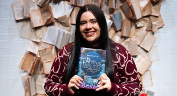 Entre la fantasía palaciega y la realidad humana: Karine Bernal Lobo alza su corona literaria.