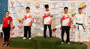 Josué Hernández (centro), oro, Jean Pierre Ropero (izq), plata y Luis Vargas dominaron la categoría de los 60 kilos.