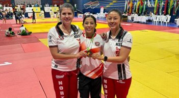 Maryuri Ureña, medallista de oro, campañada de la gerenta de Liga Alejandra Montañés y de la entrenadora Johana Orozco. 