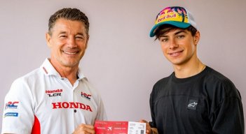 David Alonso, junto, con el director deportivo Pro Honda LCR Lucio Cecchinello.