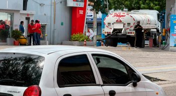 Estaciones de servicio. / Foto: Carlos Ramírez-La Opinión