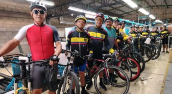 El grupo de ciclistas Los duros del MTB visitó las instalaciones de La Opinión.
