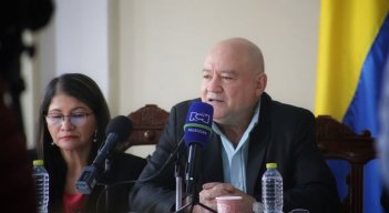 Exjefes de las Farc rechazan señalamientos de la viuda de Miguel Uribe