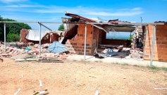 La vivienda del sector Tres Curvas quedó inhabitable tras el impacto de un dron bomba. / Foto: cortesía-La Opinión