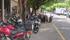 Al igual que los taxis, ahora los motociclistas también 'legalizaron' parqueaderos en el espacio público./Foto: Carlos Ramírez/La Opinión