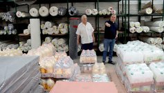 José María Chacón Banderas junto a su hijo Marlon, en un recorrido por la compañía fundada hace más de cinco décadas./ Foto Carlos Ramírez-La Opinión