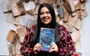 Entre la fantasía palaciega y la realidad humana: Karine Bernal Lobo alza su corona literaria.