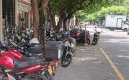 Al igual que los taxis, ahora los motociclistas también 'legalizaron' parqueaderos en el espacio público./Foto: Carlos Ramírez/La Opinión